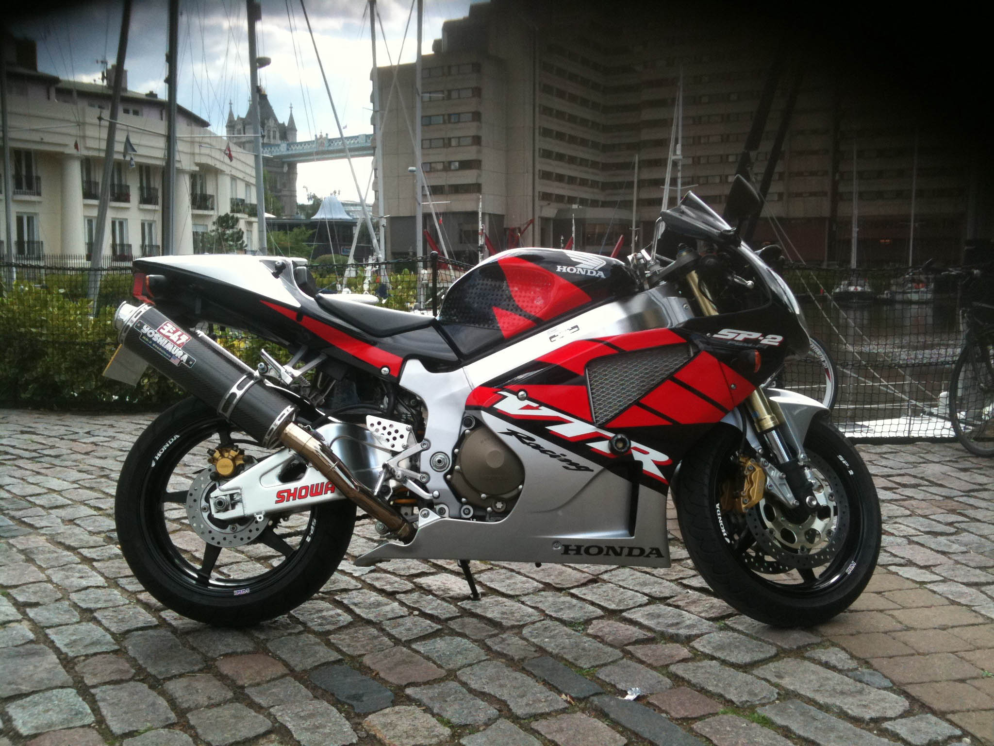 SP2 @ St Katharines Dock.jpg